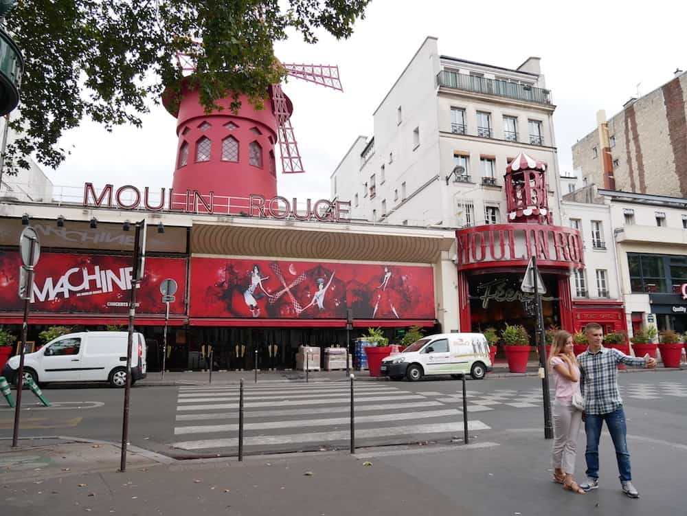 الطاحونة الحمراء في باريس